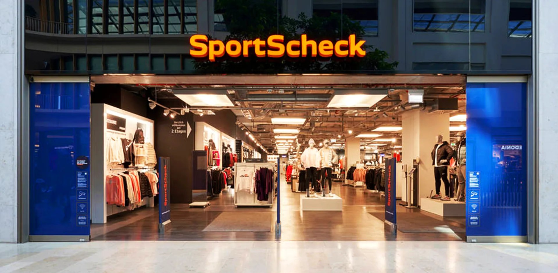 Eingang zu einer Filiale des Sportfachhändlers SportScheck.